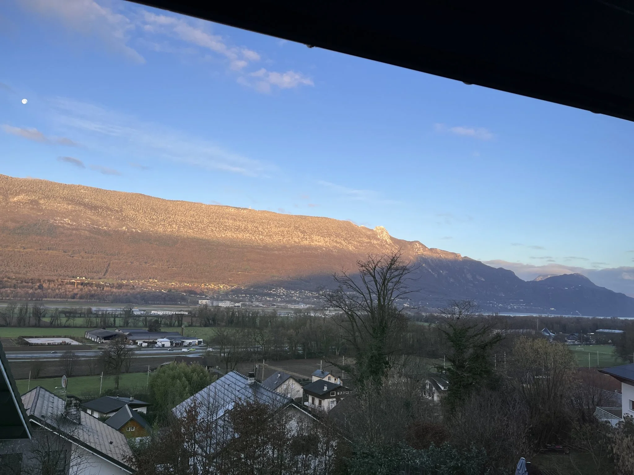 Vue sur le lac du Bourget et la Dent du Chat depuis la maison