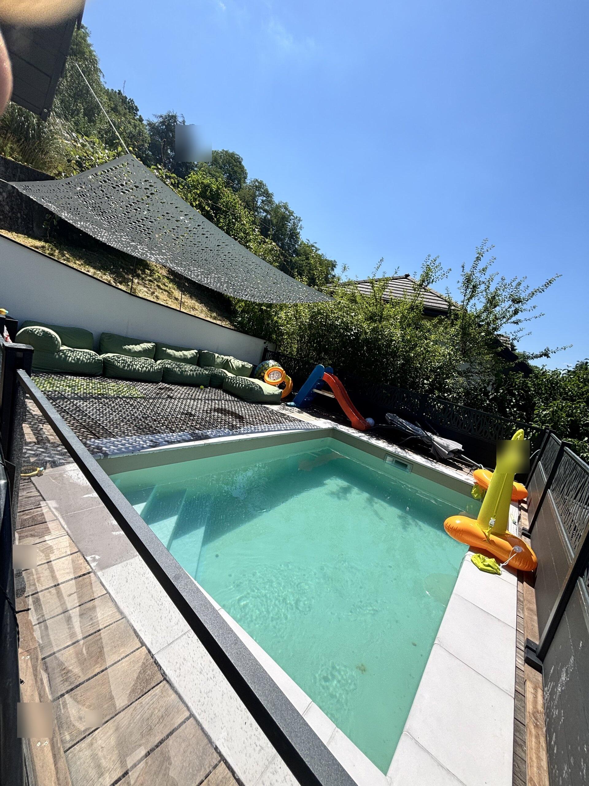 Terrasse exotique avec piscine