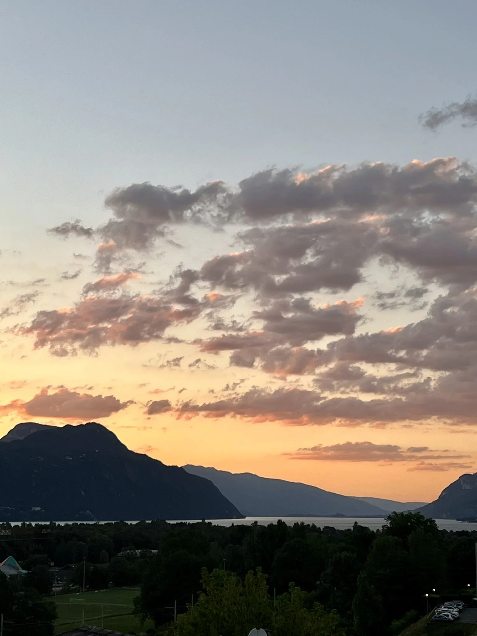Vue sur le lac au coucher du soleil